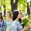 Šta pokloniti djevojci na spoju osim cvijeća ili van banalnosti