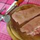How to fry pork escalope in a pan with tomatoes?